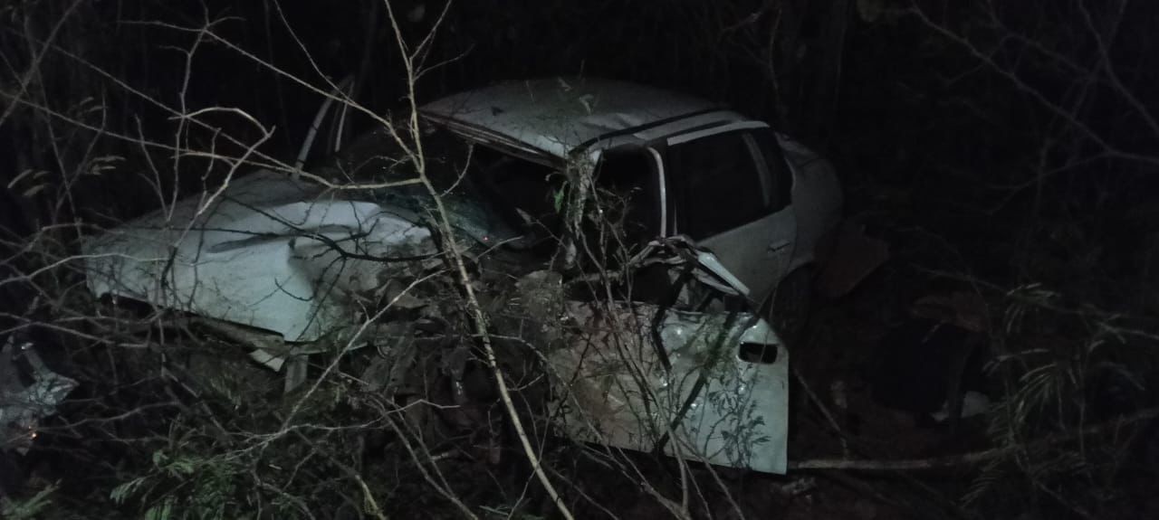Motorista fica ferido após carro bater em caminhão e sair da pista na MGC-122