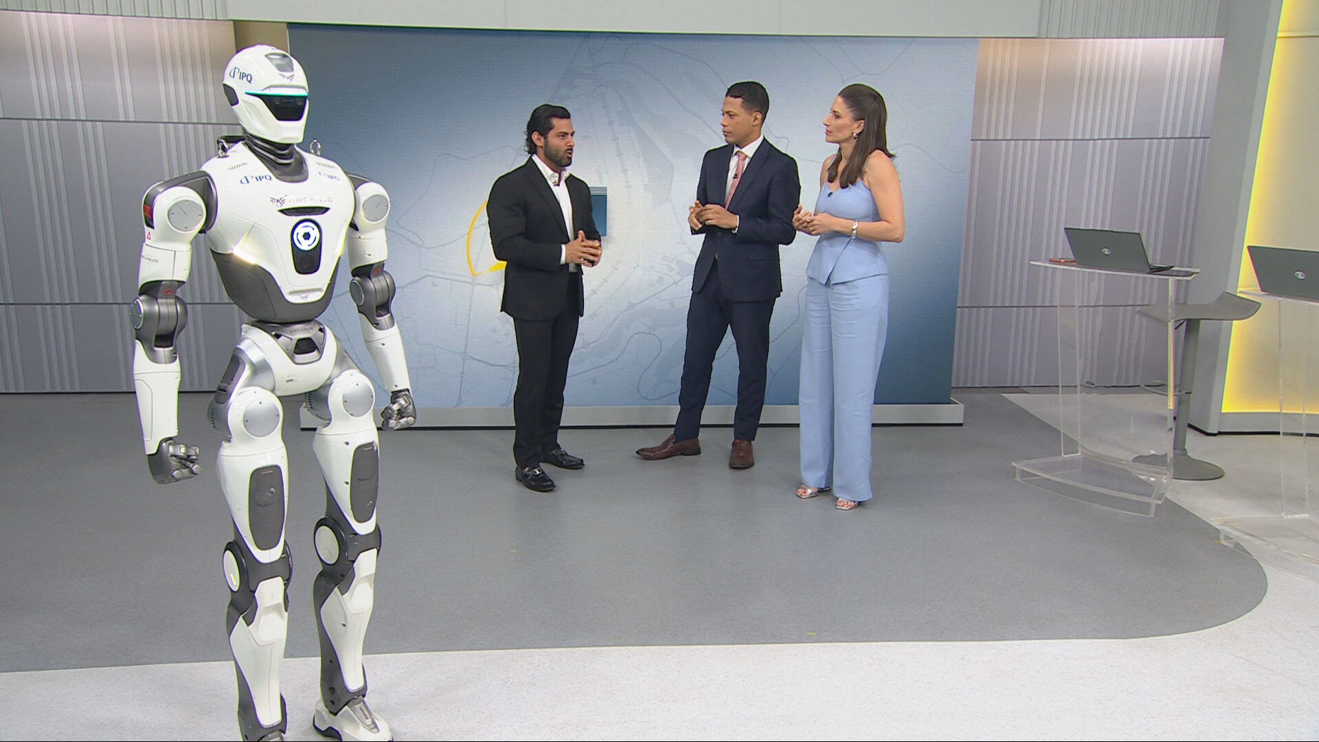 Chute de 200 kg e 'break dance': 1º robô policial desenvolvido no Brasil visita estúdio da TV Globo no DF; VÍDEO