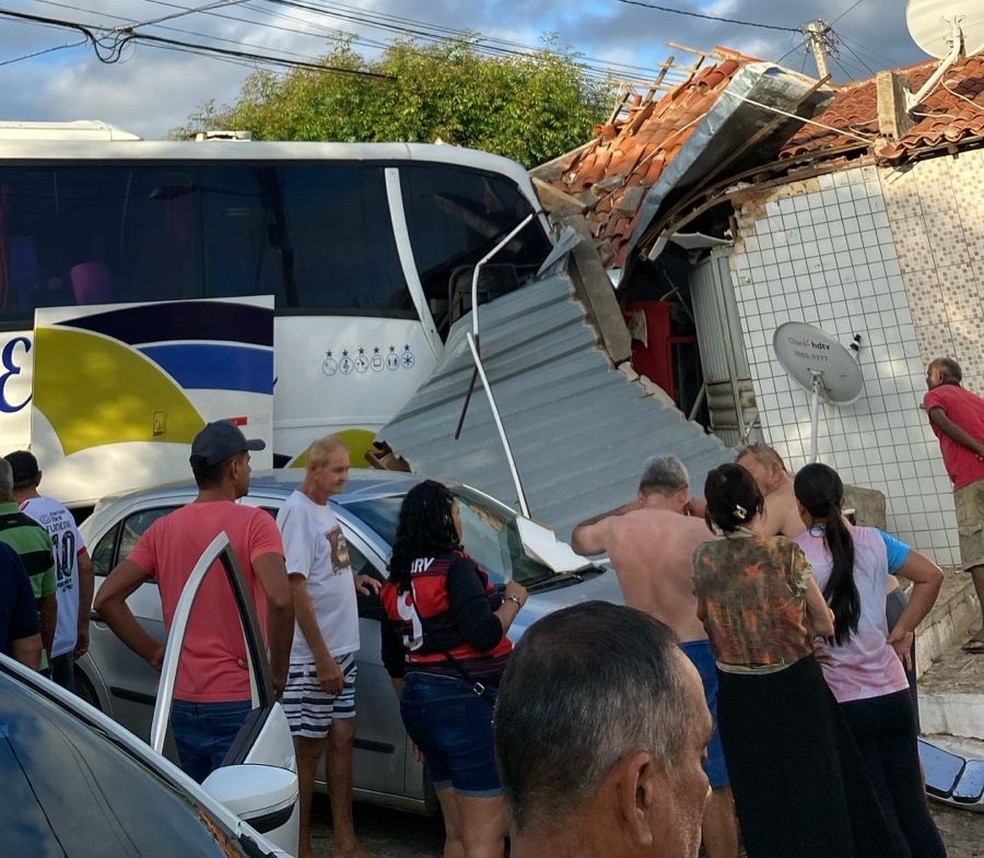 Ônibus desgovernado atingiu comércio em Carnaúba dos Dantas, no RN — Foto: Redes sociais