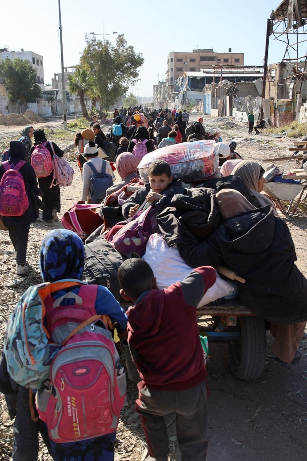 Palestinos fugindo da guerra em Beit Lahiya — Foto: Omar AL-QATTAA / AFP