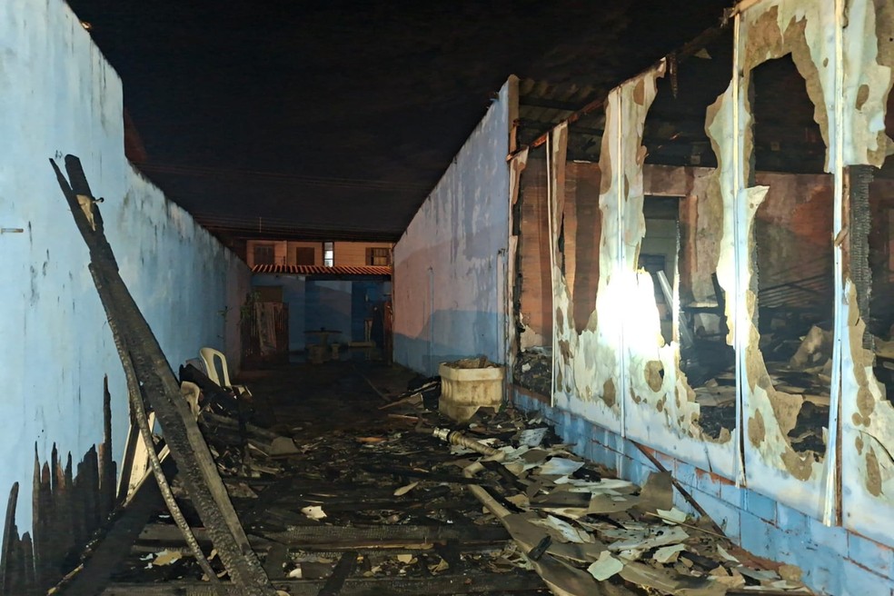 Incêndio foi registrado na noite de sábado (4), em Teodoro Sampaio (SP) — Foto: Defesa Civil Municipal