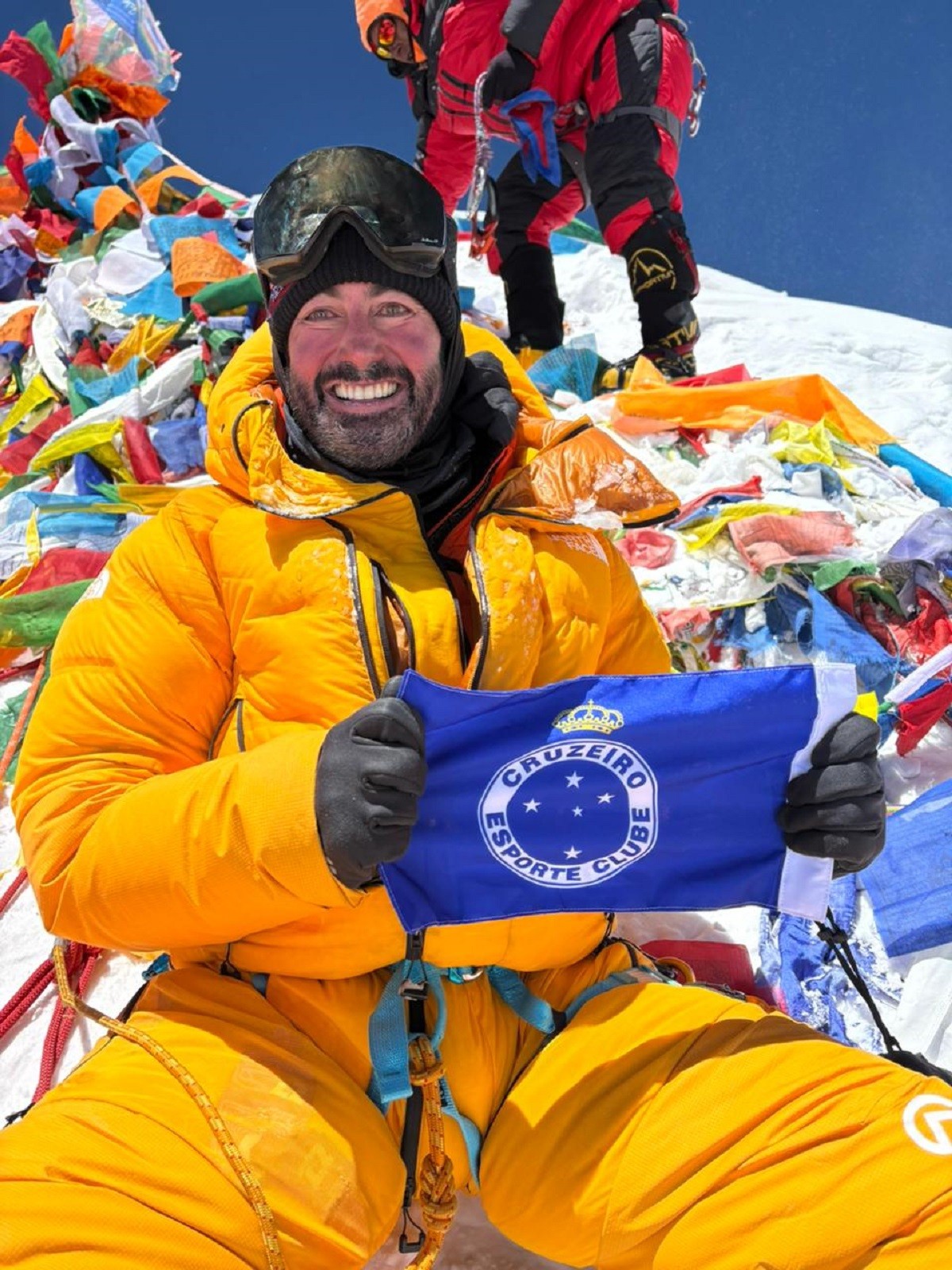 Brasileiro está entre os 274 alpinistas que fizeram fila para chegar ao cume do Monte Everest; VÍDEO