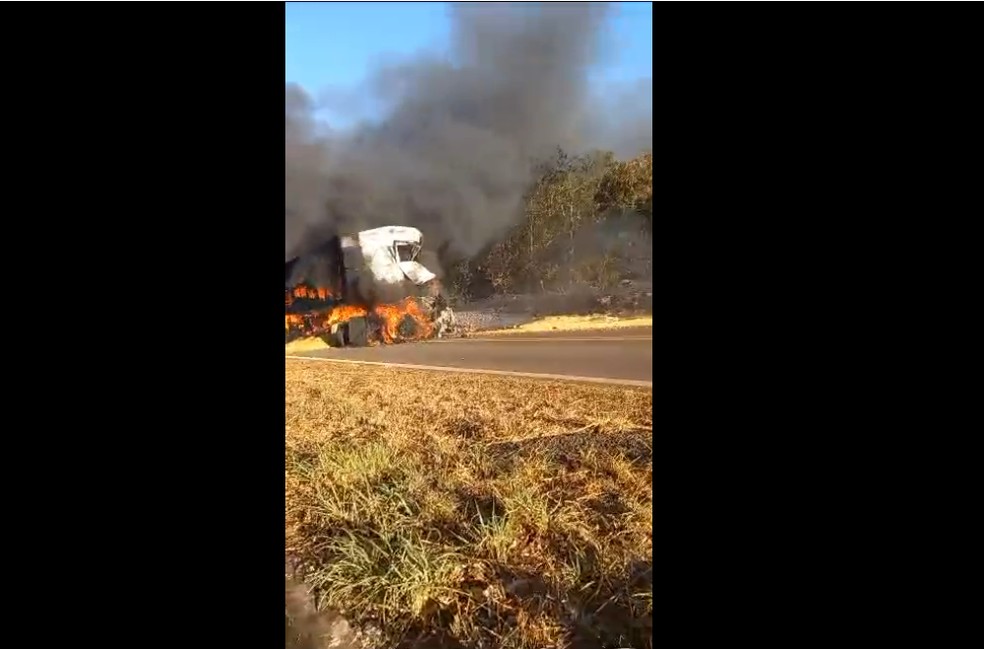 Acidente na BR-230, entre os municípios de São domingos do Azeitão e Pastos Bons, onde dois caminhões colidiram de frente. — Foto: Reprodução