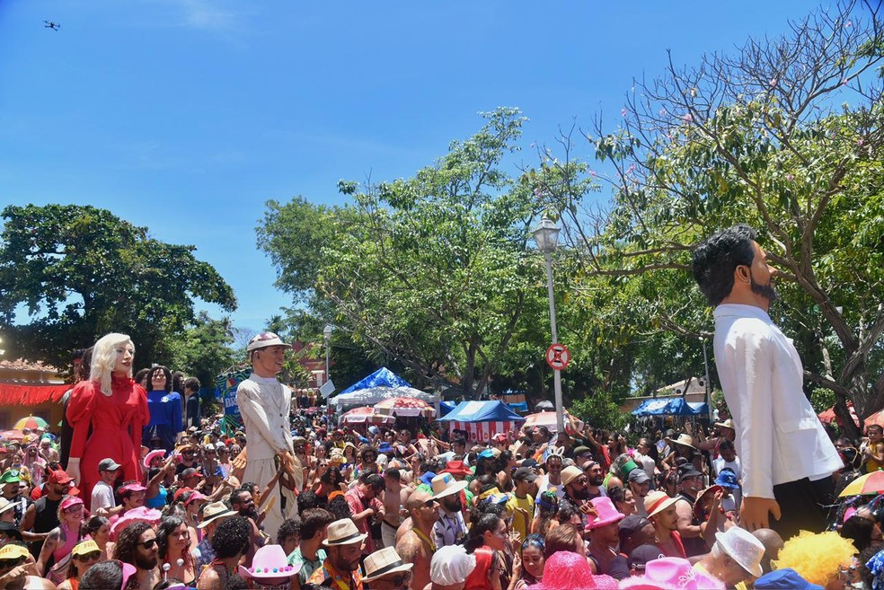 Encontro de bonecos gigantes em Olinda, nesta segunda (16) — Foto: Leo Caldas/g1
