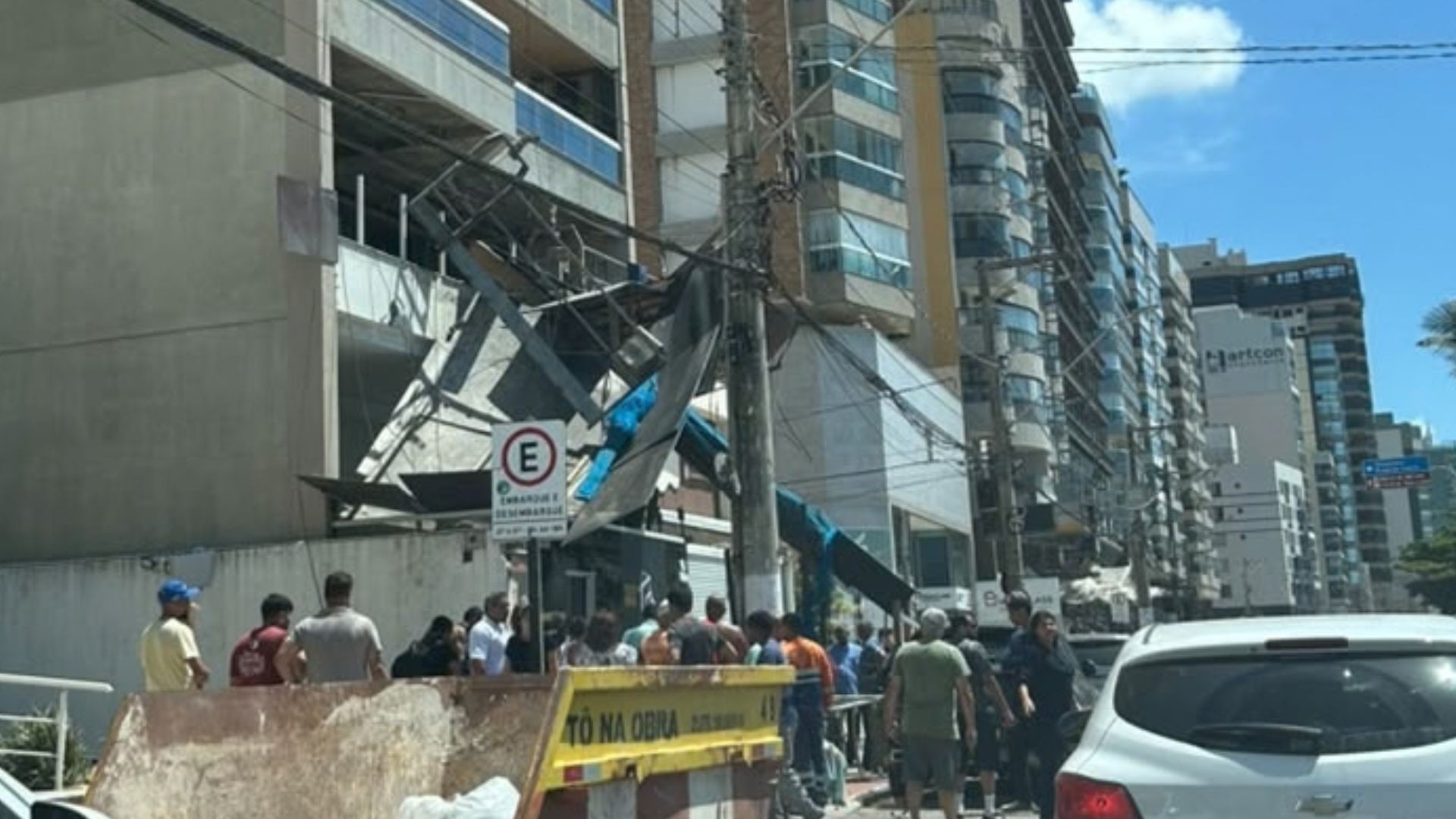Dois trabalhadores ficam feridos após andaime de obra despencar de prédio em Vila Velha