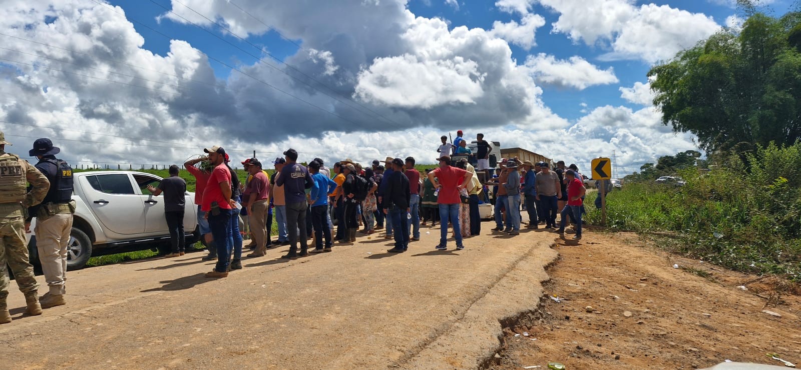 Protesto contra operação do Ibama causa fechamento de trecho de rodovia no interior do Acre