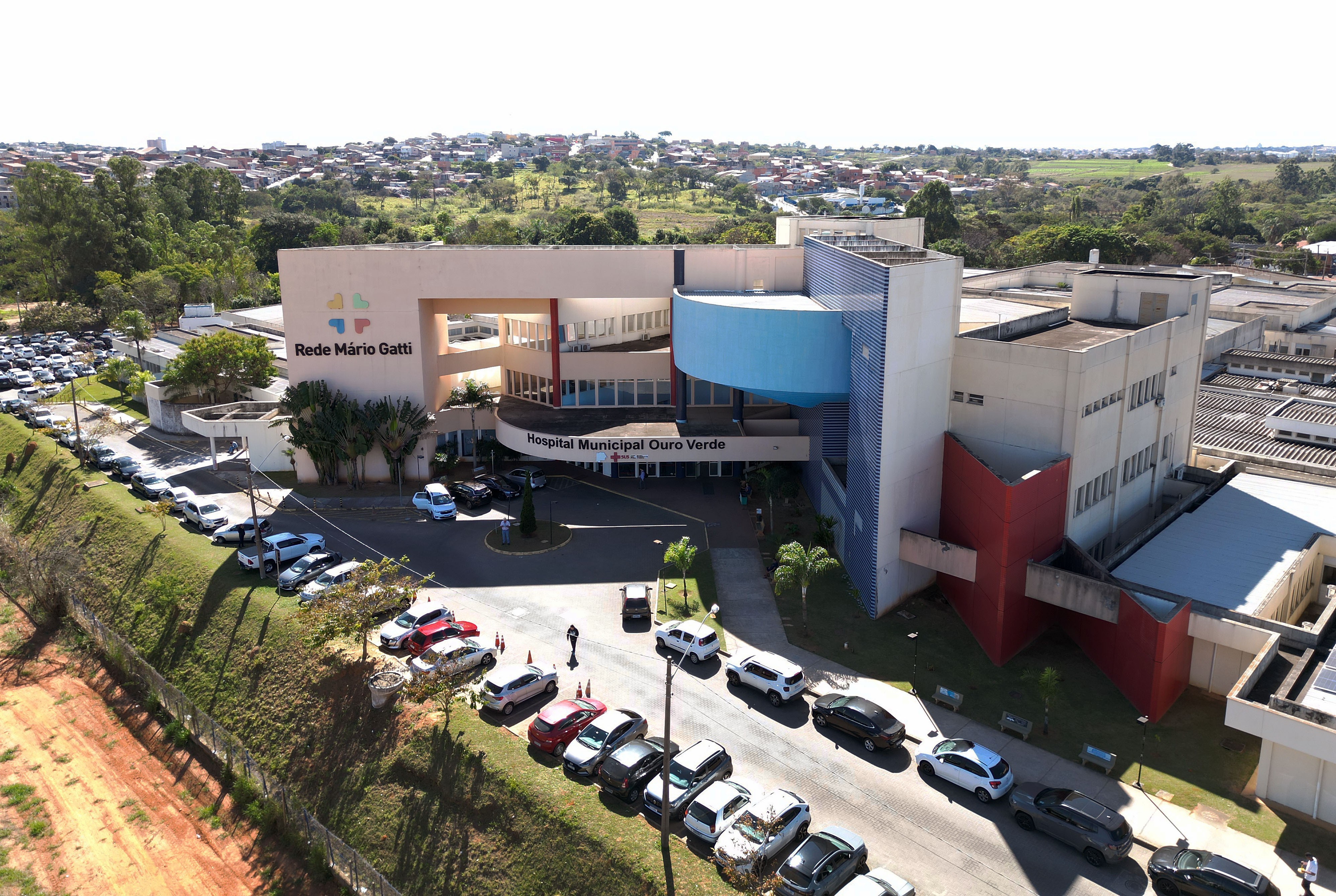 Vigilância interdita equipamento de água usada no enxágue de produtos para cirurgias no Hospital Ouro Verde
