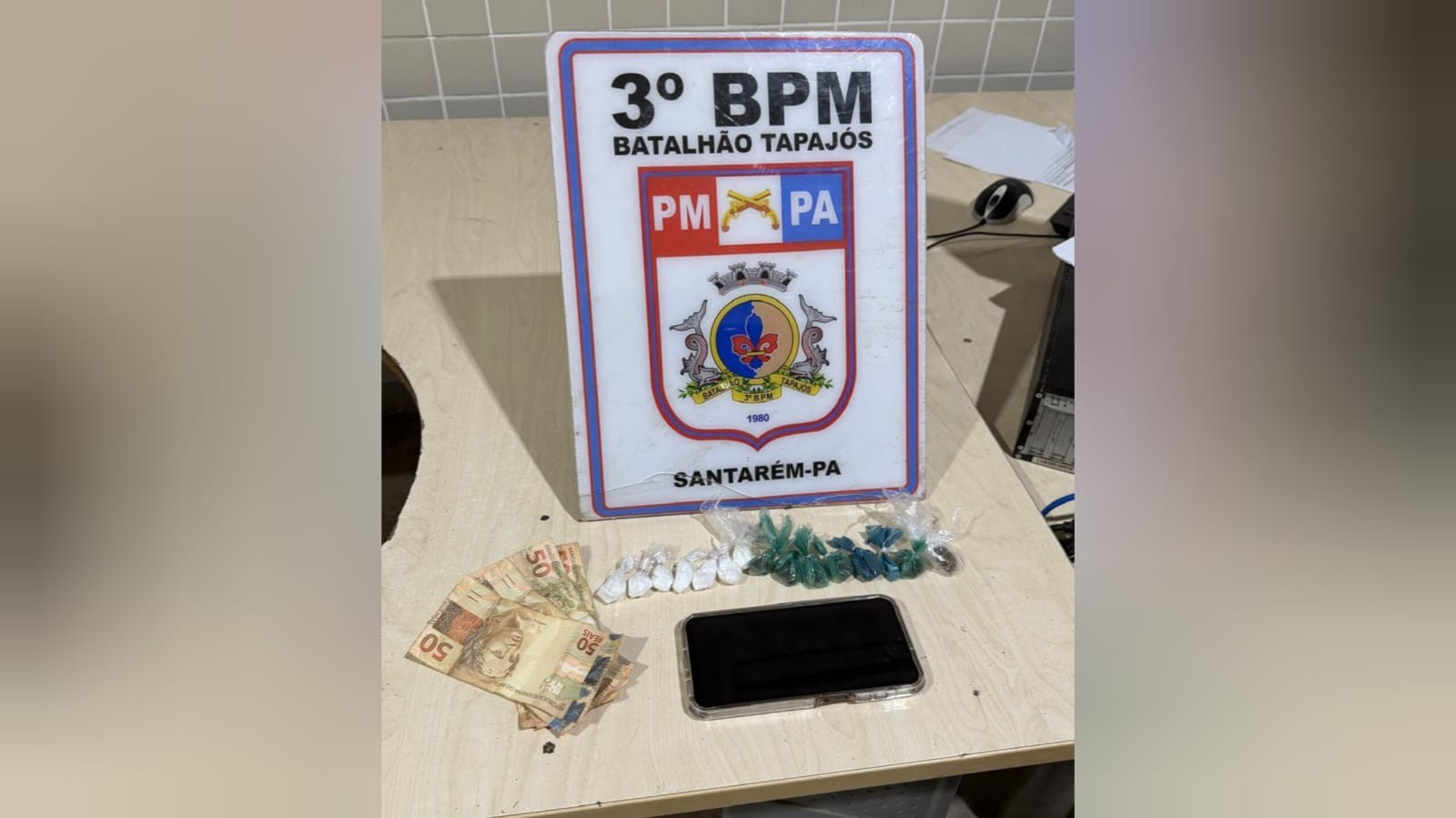 Jovem é preso suspeito de vender drogas em frente a casa noturna em Santarém