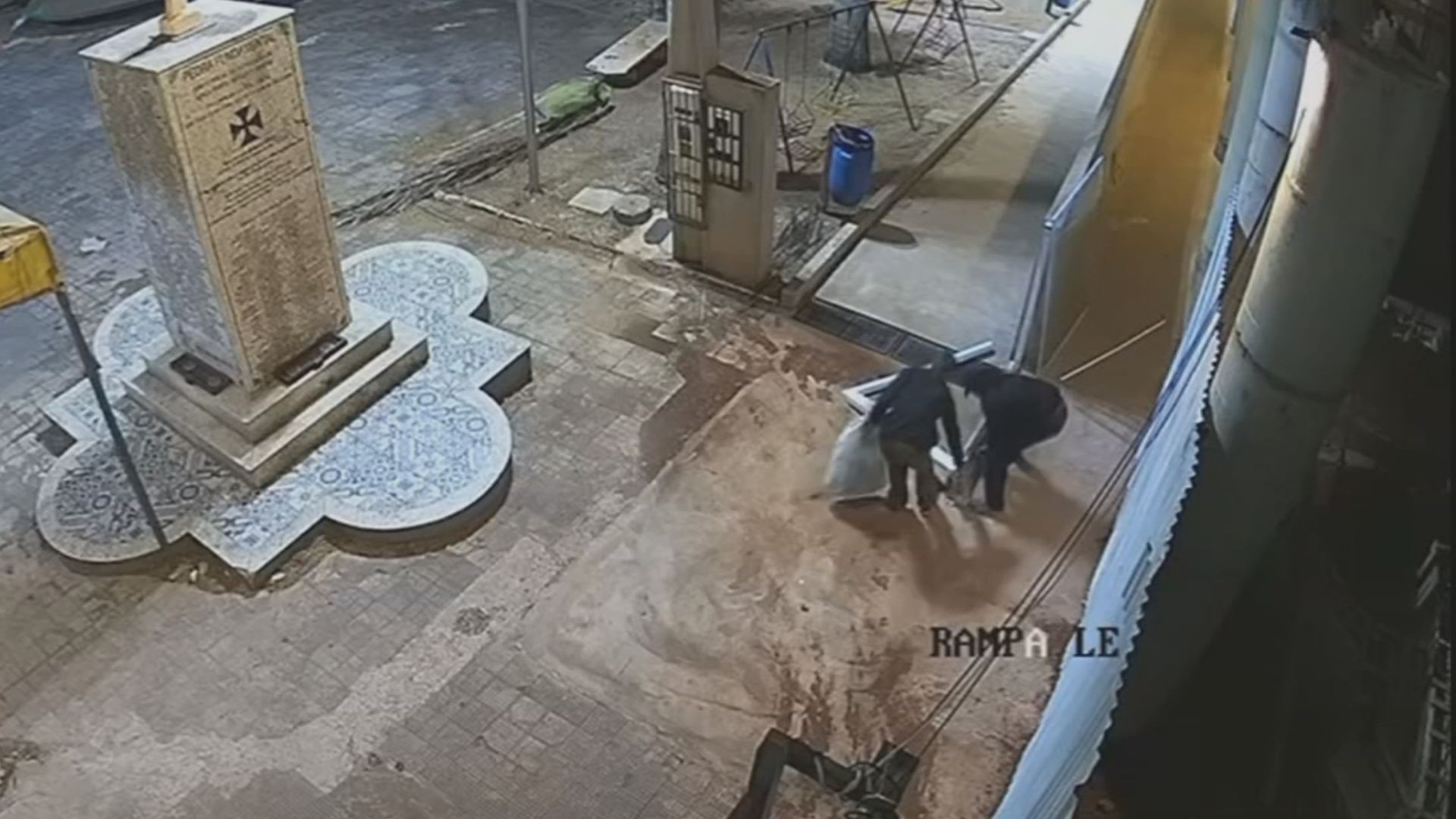 VÍDEO: Dupla furta fiação e estrutura de vidro de capela no interior de SP