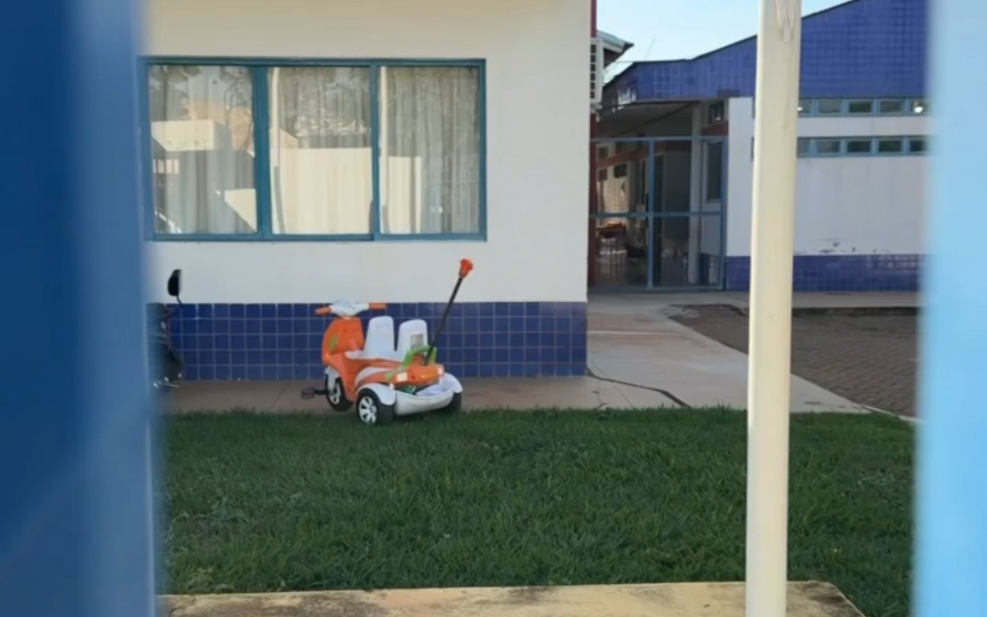 Gravador escondido em mochila de criança revela falas de servidoras sobre agressões e incentivo à violência em escola: 'Vou arrancar o braço'