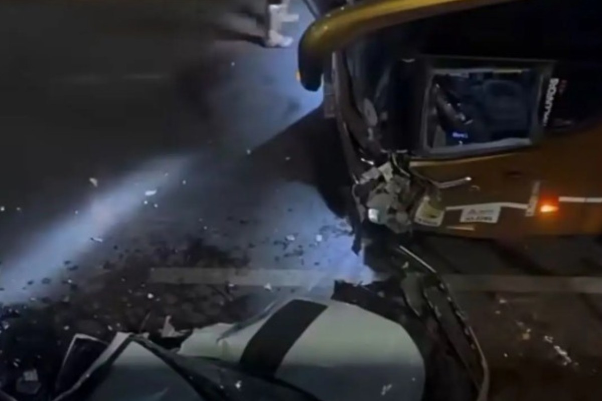 Ônibus entra na contramão de rotatória em obras e bate contra carro