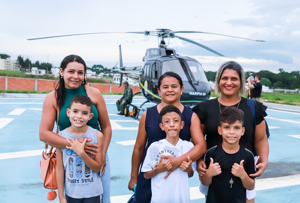 Do solo, mães acompanharam voo dos filhos em helicóptero do Ciopaer — Foto: Marcos Vicentti/Secom