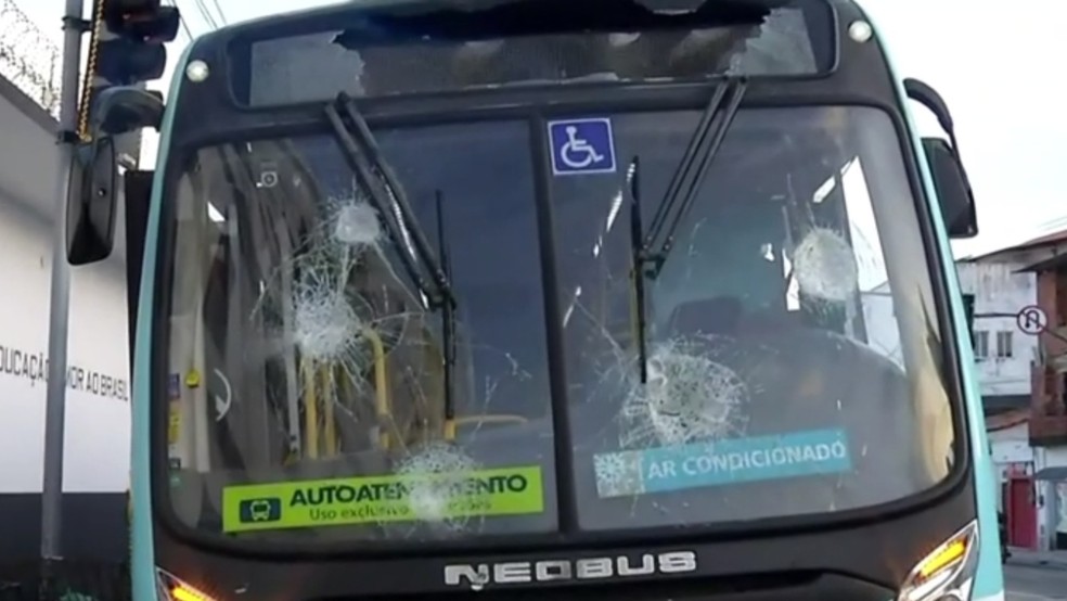 Ônibus é atacado a pedradas por dezenas de criminosos em Fortaleza — Foto: TV Verdes Mares/Reprodução