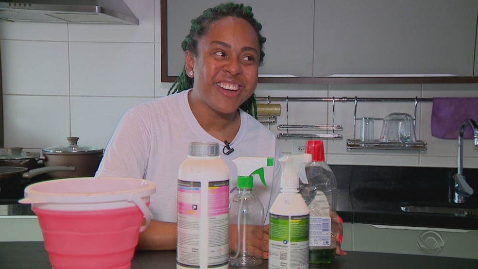 Diarista e empreendedora Gabriela Valente ensina a usar produtos de limpeza com economia — Foto: Reprodução/RBS TV