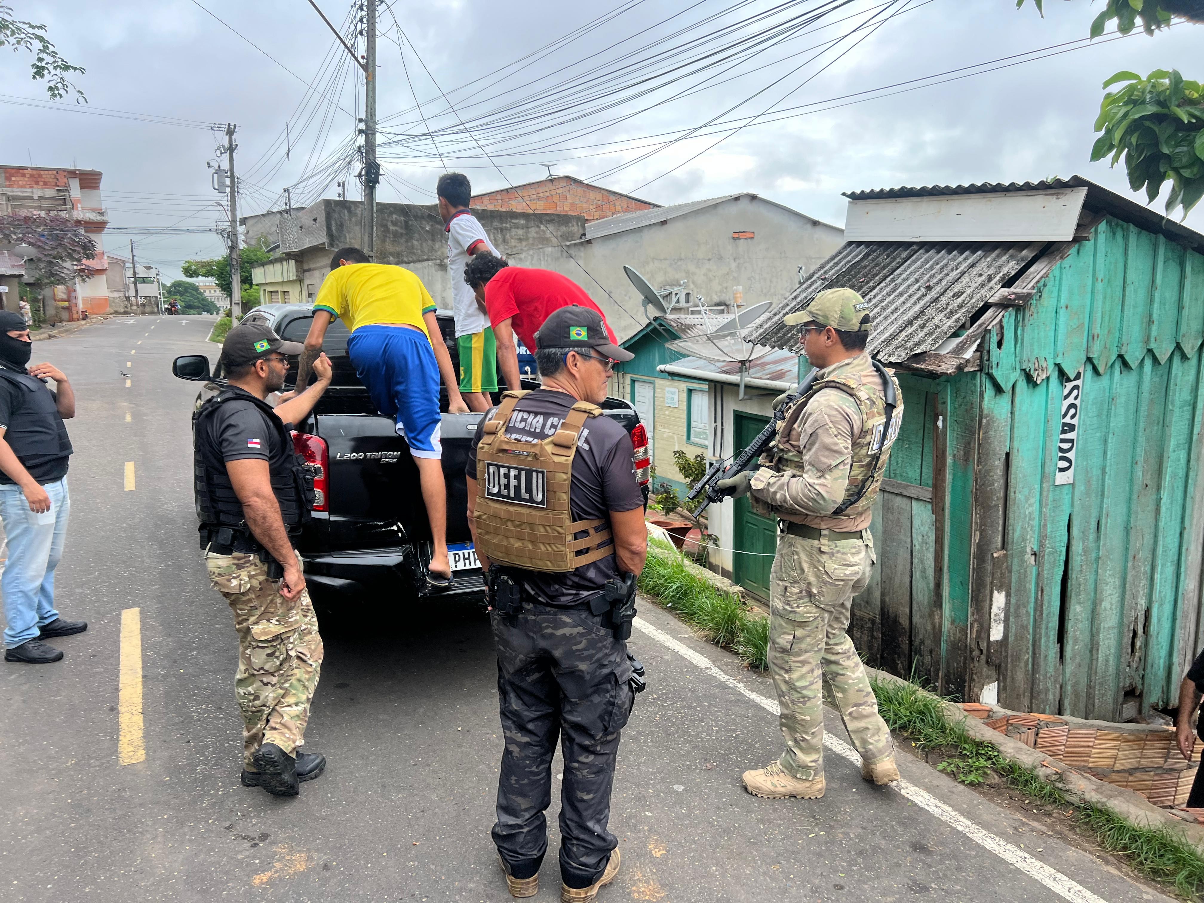 Operação da Polícia Civil prende seis homens e apreende quatro adolescentes no interior do Amazonas