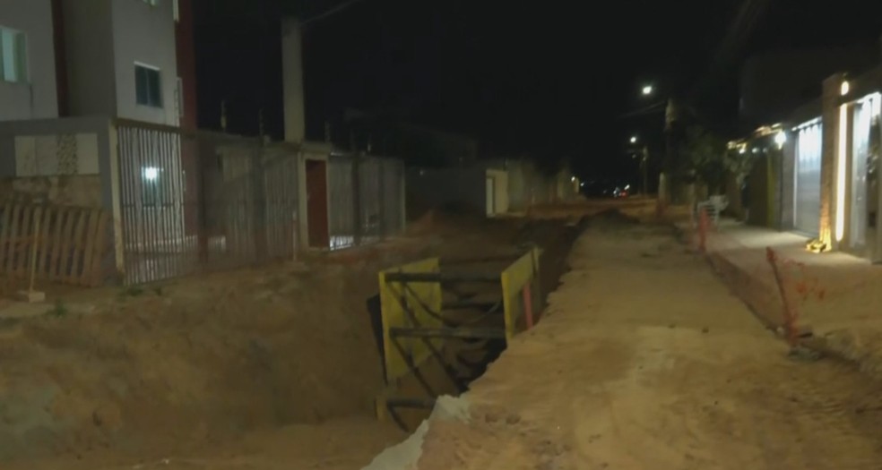 Operários são soterrados em Vitória da Conquista — Foto: Reprodução/TV Sudoeste