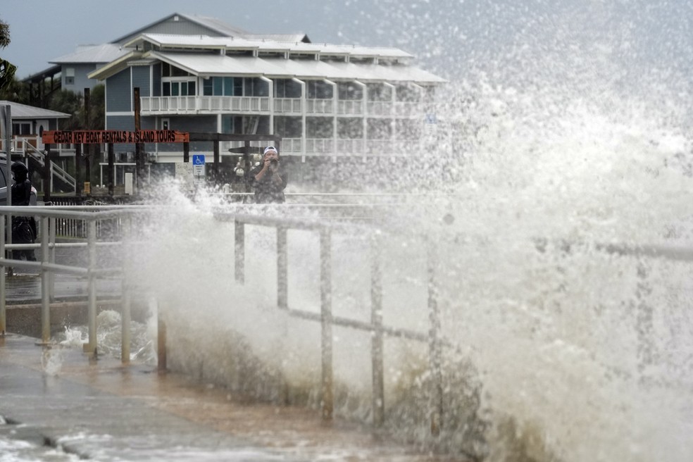 Ventos da tempestade tropical Debby j causaram estragos no domingo (4) — Foto: Christopher O'Meara/AP Photo