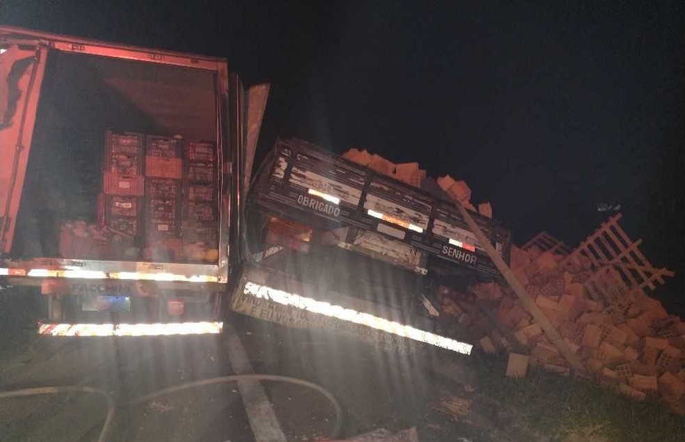 Um dos veículos bateu na traseira do outro e tombou. Um terceiro caminhão, que não conseguiu frear, atingiu o veículo tombado — Foto: Artesp/Divulgação