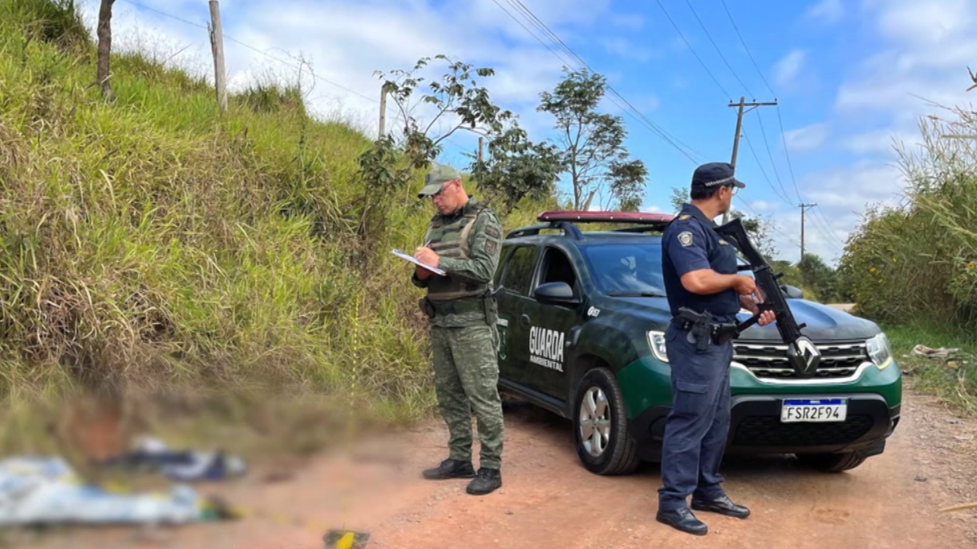 Mulher é encontrada morta e homem ferido em estrada de Itaquaquecetuba