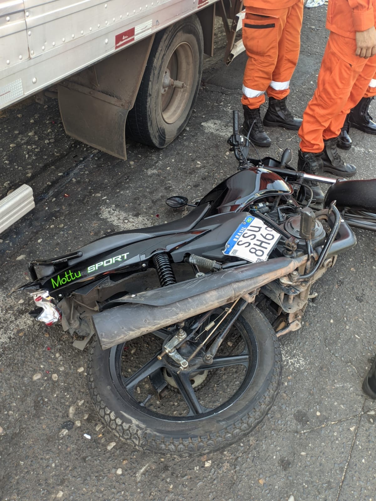 Passageira morre após acidente entre motociclista por aplicativo e caminhão na Zona Leste de Teresina