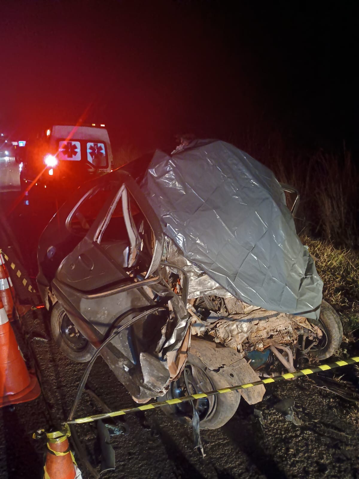 Motorista de carro morre após bater de frente com caminhão na BR-135