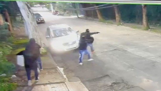 Homens armados fazem reféns e roubam R$ 3 milhões em joias, relógios, dólares e euros de mansão no Morumbi