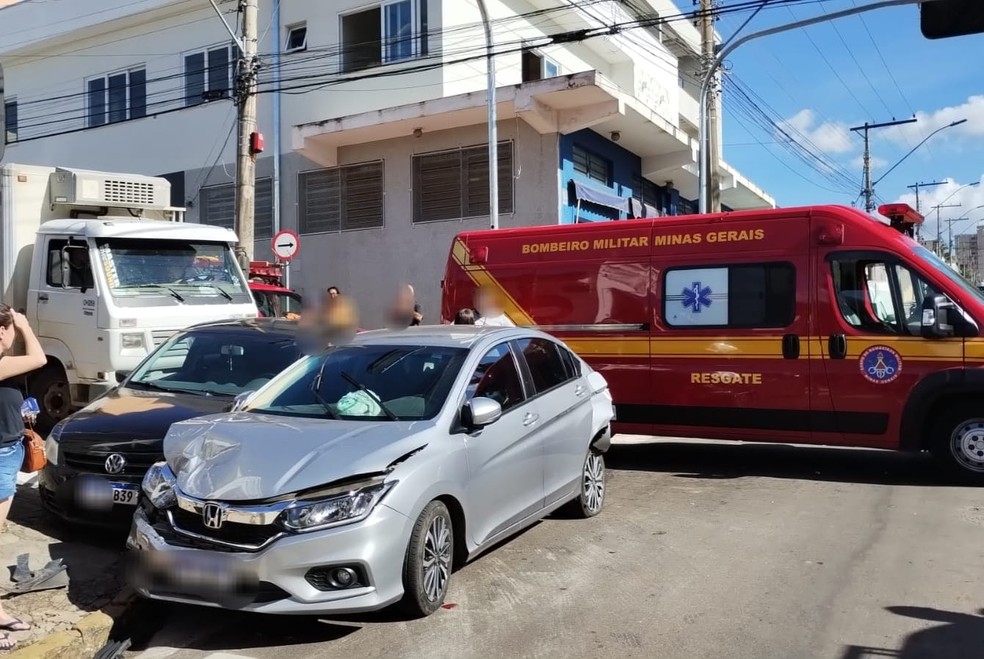 Motorista perde controle de direção e bate carro em outros seis veículos em MG — Foto: Divulgação/Corpo de Bombeiros