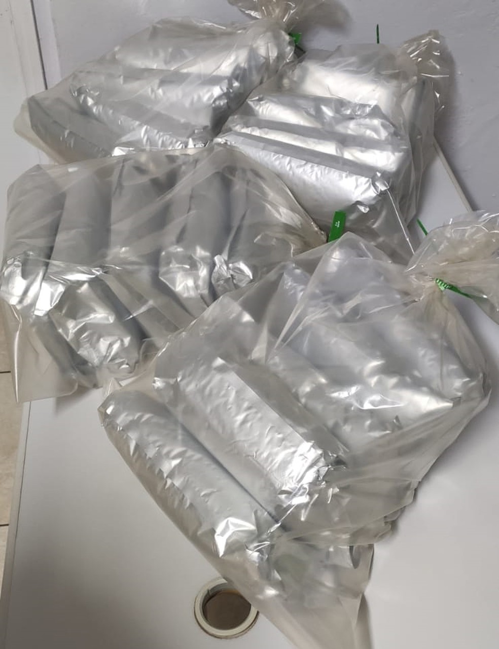 Pai e filho foram presos por tráfico de drogas, em Presidente Prudente (SP) — Foto: Polícia Civil