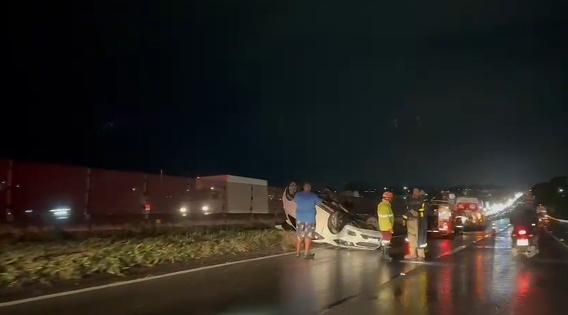 Vídeo: carro capota na Via Dutra após acidente com carreta, em São José dos Campos