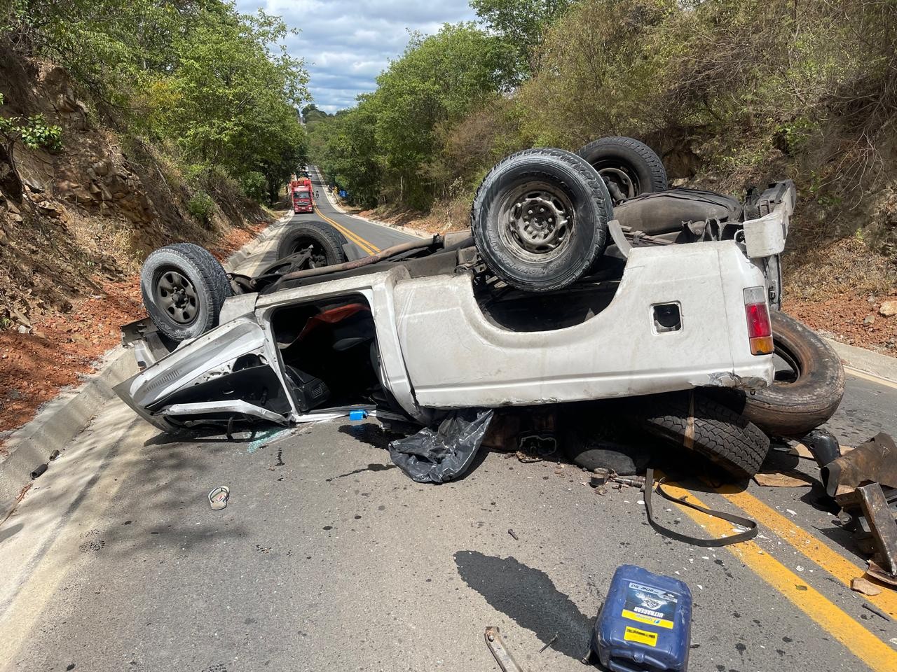 Caminhonete capota e passageiro é lançado para fora do veículo na BR-367, entre Araçuaí e Itinga