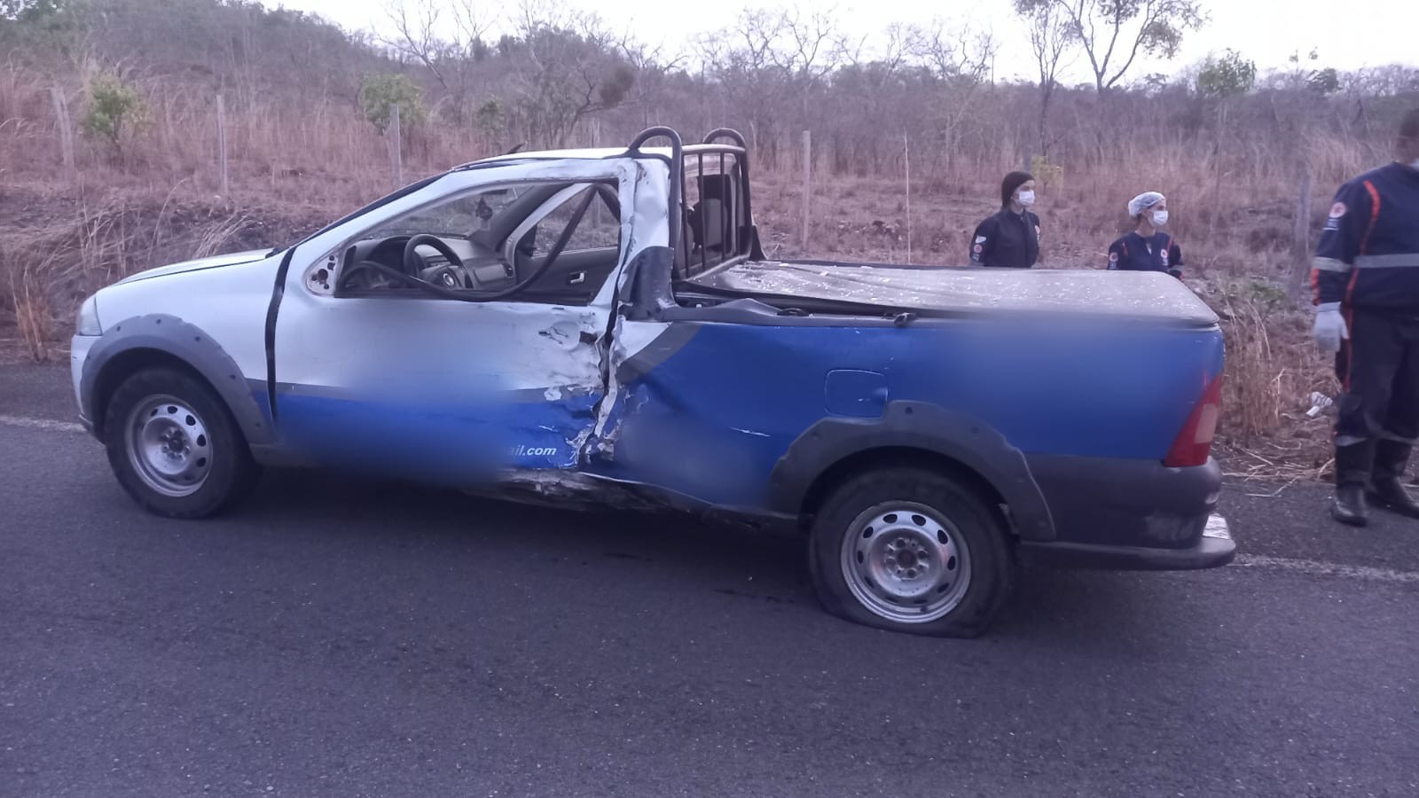 Duas pessoas morrem e duas ficam feridas após carro estourar pneu e bater em moto