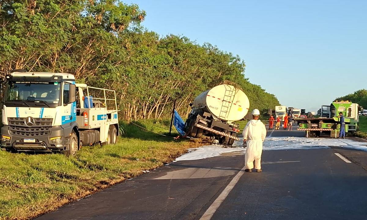 Interdição na BR-324 após tombamento de caminhão-tanque com combustível passa de 10 horas