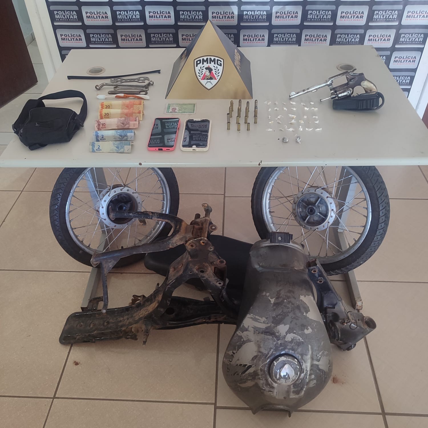 Perseguição termina com apreensão de arma, munições, peças de moto furtada e ferramentas usadas para desmonte de veículos 