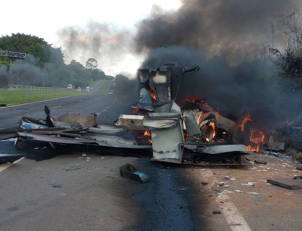 Veículo blindado ficou completamento destruído com explosão — Foto: Arquivo pessoal
