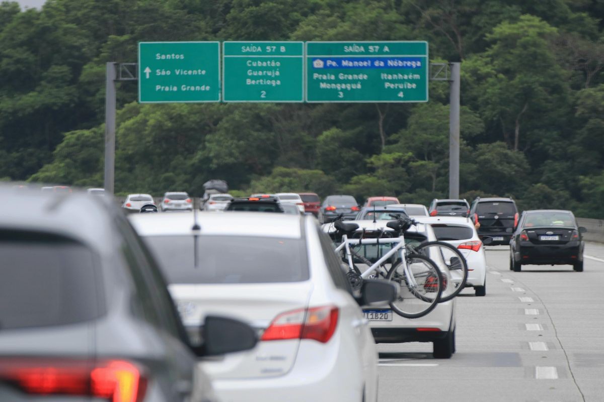Até 364 mil veículos devem seguir para o litoral de SP no feriado de Tiradentes; veja as operações especiais