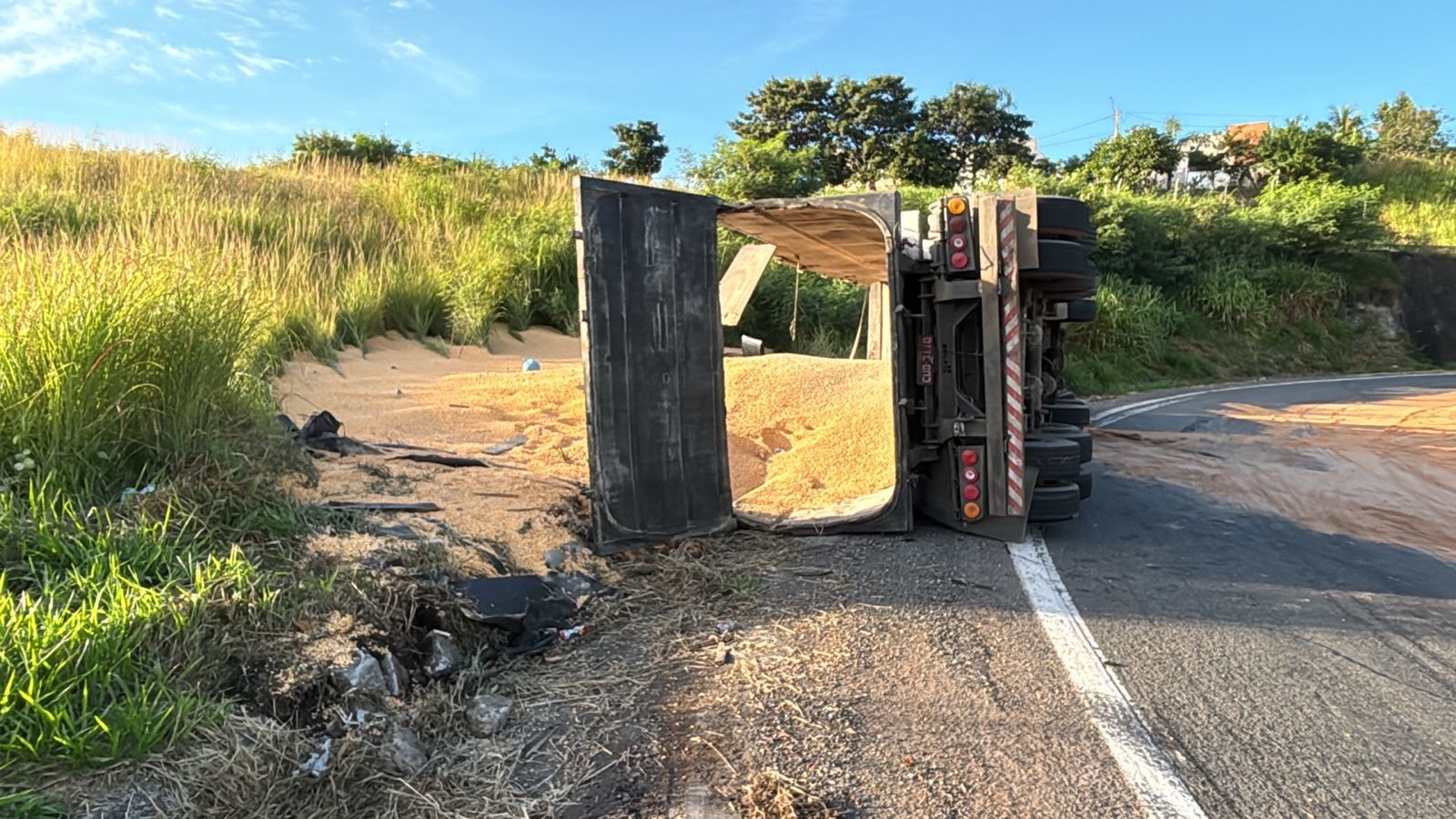 Motorista morre após carreta com milho tombar na Rodovia D. Pedro I, em Campinas