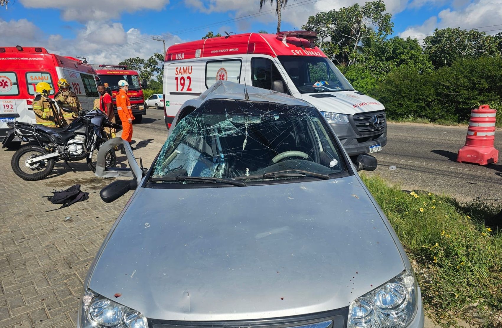 Acidente entre carro e moto deixa dois feridos na Rodovia SE-100 na Barra dos Coqueiros