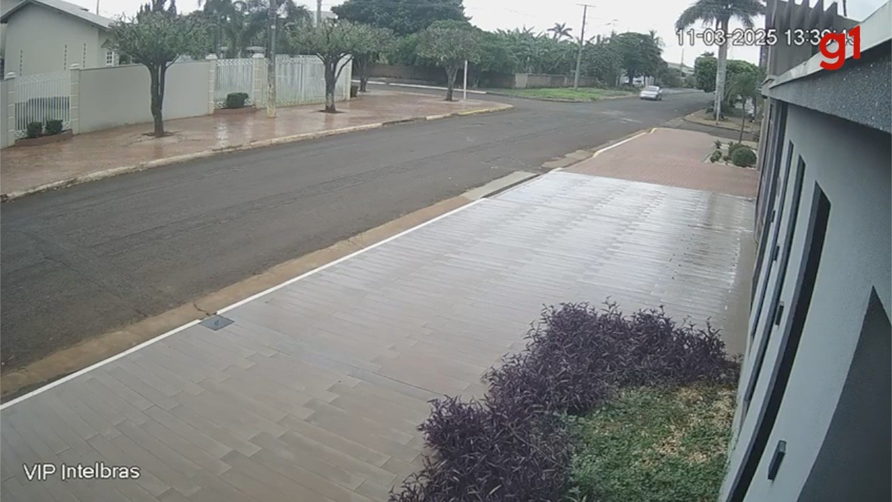 Jovem em patinete elétrico 'voa' após ser atropelado em MS; veja VÍDEO  