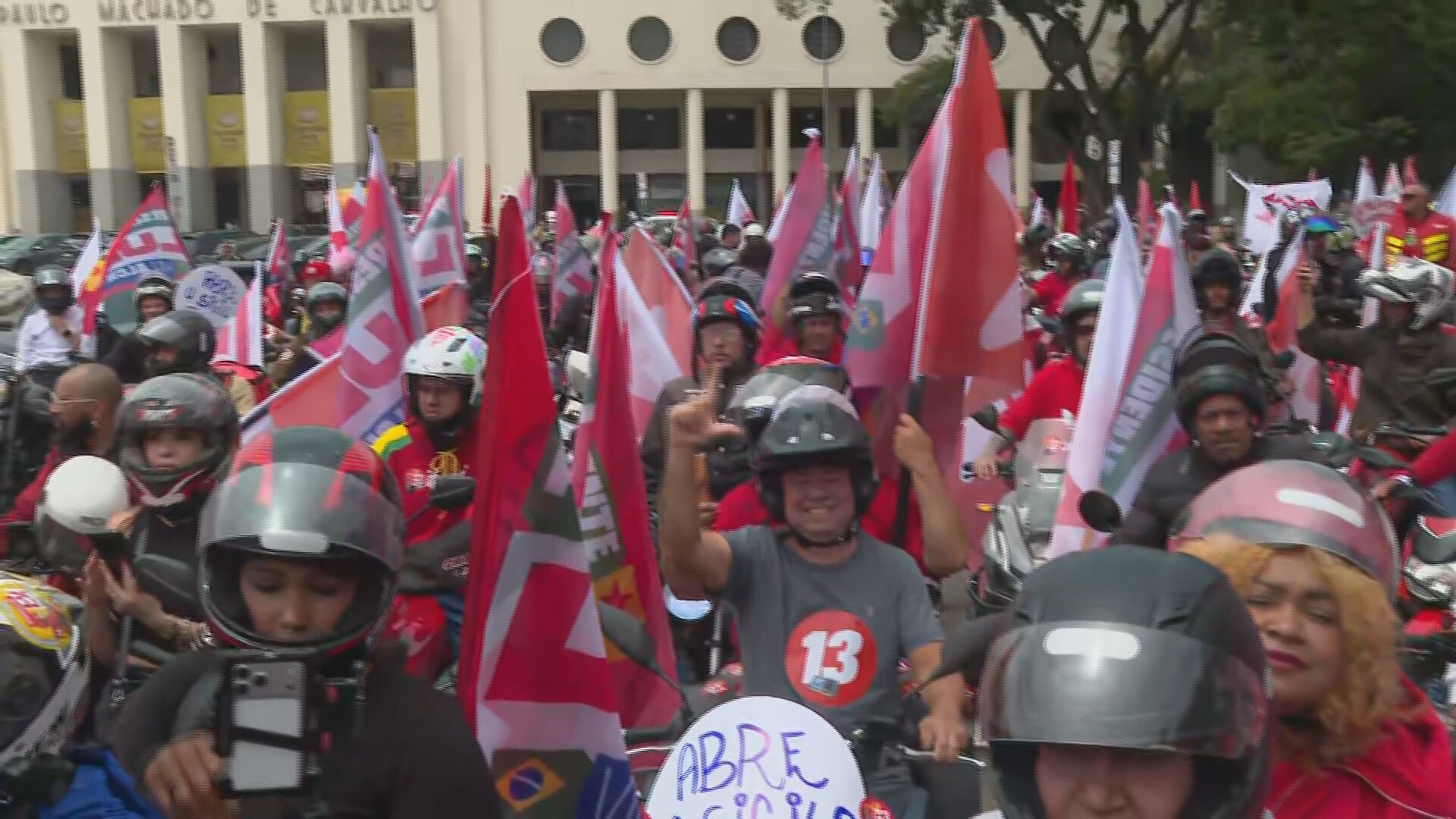 Entregadores de aplicativo fazem ‘motociata’ em favor de Lula em SP