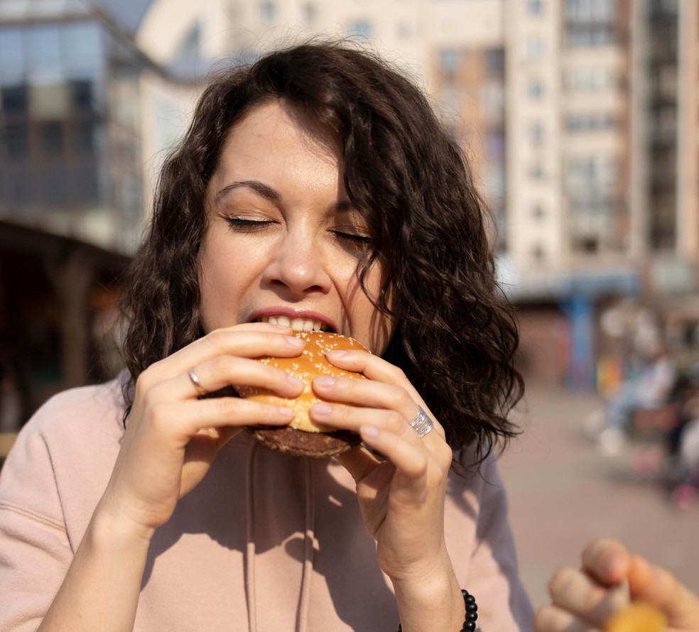 Comer rápido pode causar diversos problemas à saúde. — Foto: Freepik