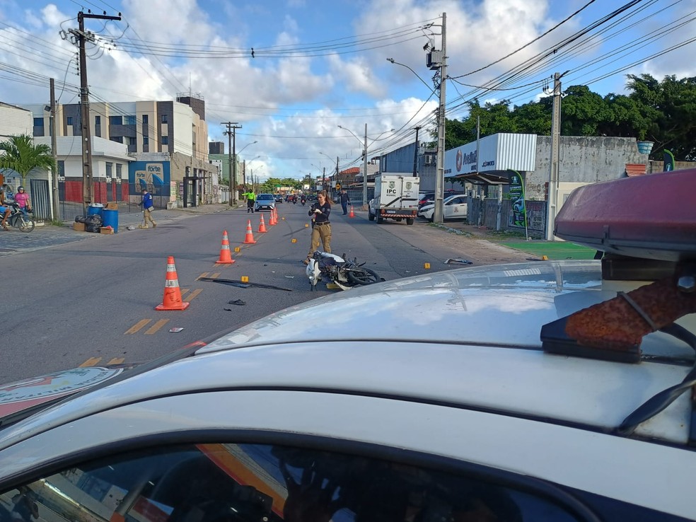 Motociclista morre após colisão com caminhonete em João Pessoa — Foto: Ewerton Correia/TV Cabo Branco