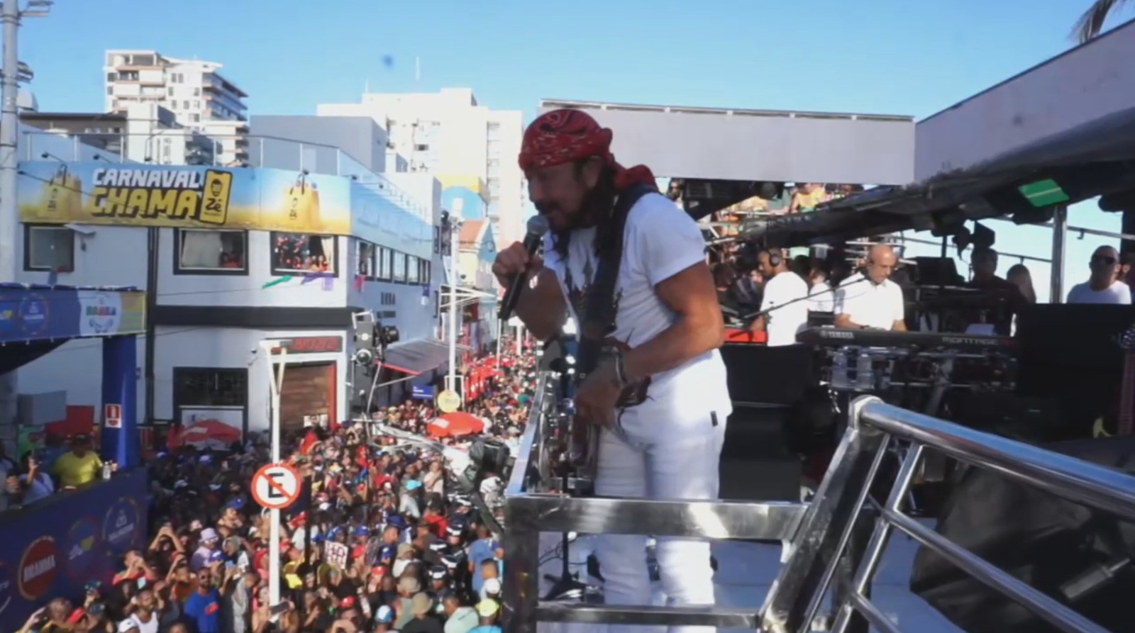 Bell Marques reclama de retenção no circuito Barra-Ondina e critica problema com trio do bloco Olodum