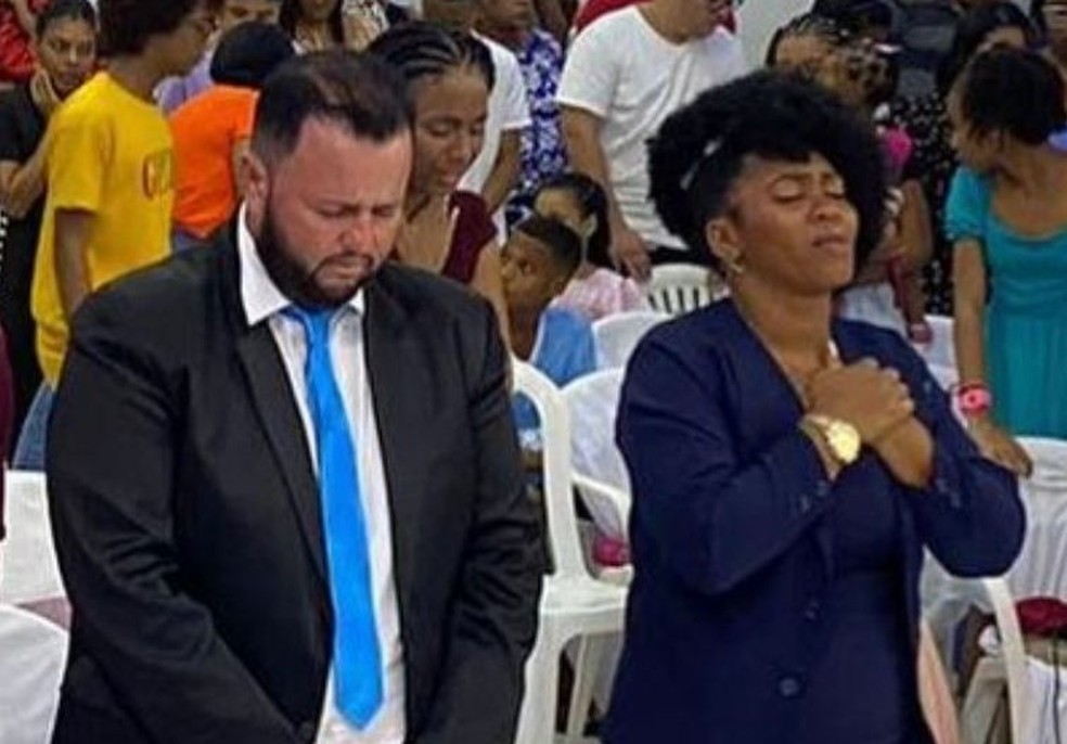 Investigado por matar mulher a facadas e ferir gravemente enteado se entrega à polícia, é ouvido e liberado — Foto: Redes Sociais