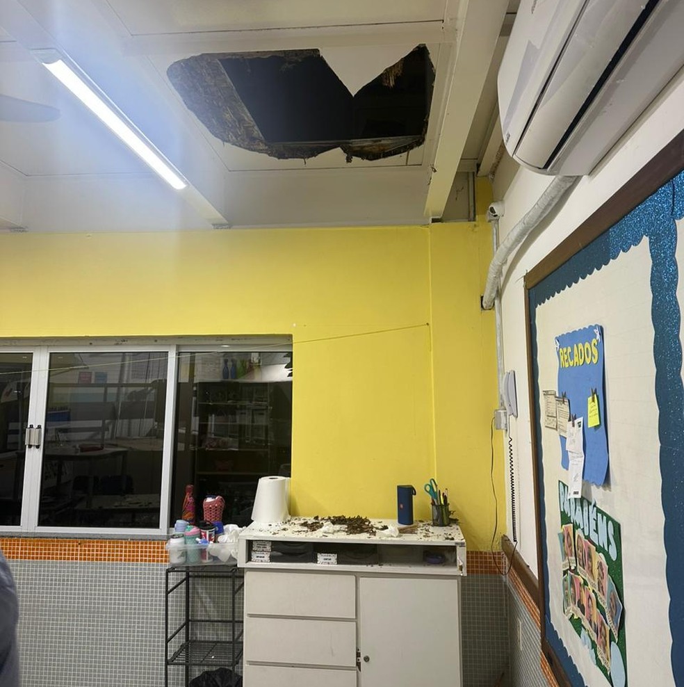 Chão de sala de aula cede e professora cai do teto em escola do ES — Foto: Reprodução/redes sociais