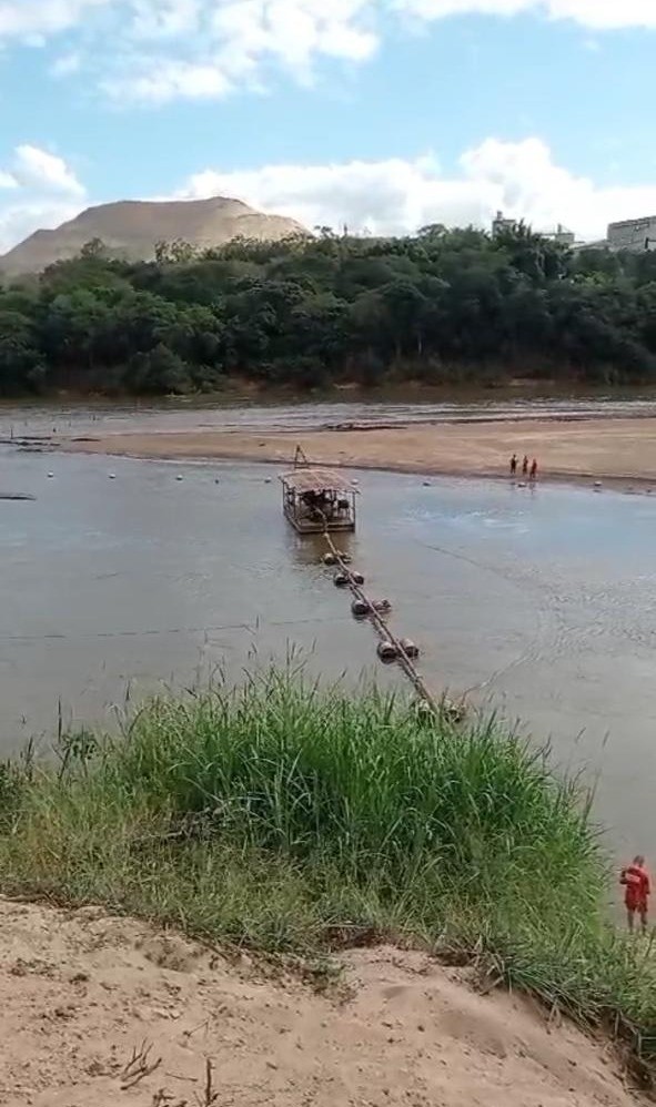 Bombeiros procuram por operador de draga que se afogou no Rio Doce em Caratinga 