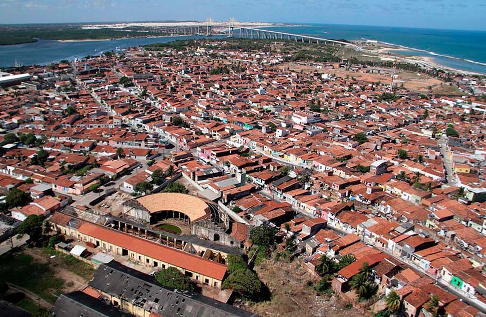 Foto aérea mostra parte da zona Leste de Natal, com a ponte Newton Navarro ao fundo — Foto: Canindé Soares