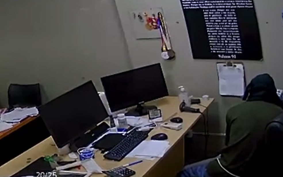 Dupla é presa suspeita de furtos em série em São José do Rio Preto (SP) — Foto: Reprodução / Câmera de Segurança