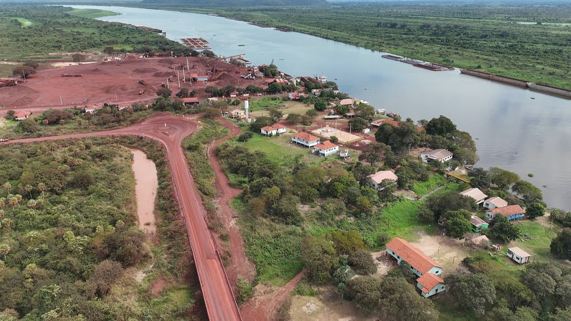Pó vermelho e barulho: como a exploração de minério mudou a rotina de comunidade isolada no Pantanal
