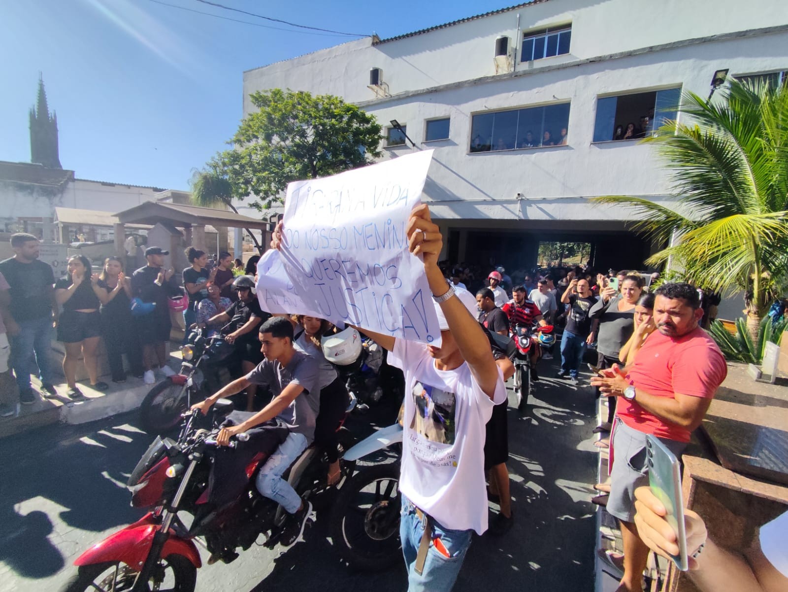 Jovem atropelado após briga de trânsito é enterrado no Centro do Rio
