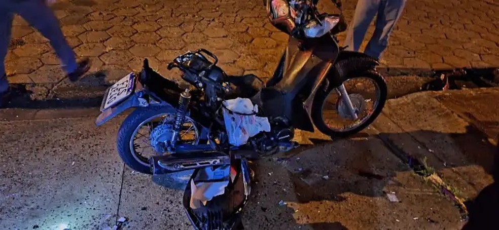 Batida entre BMW e moto deixa a motociclista ferida em Avaré (SP) — Foto: Reprodução/A Voz do Vale